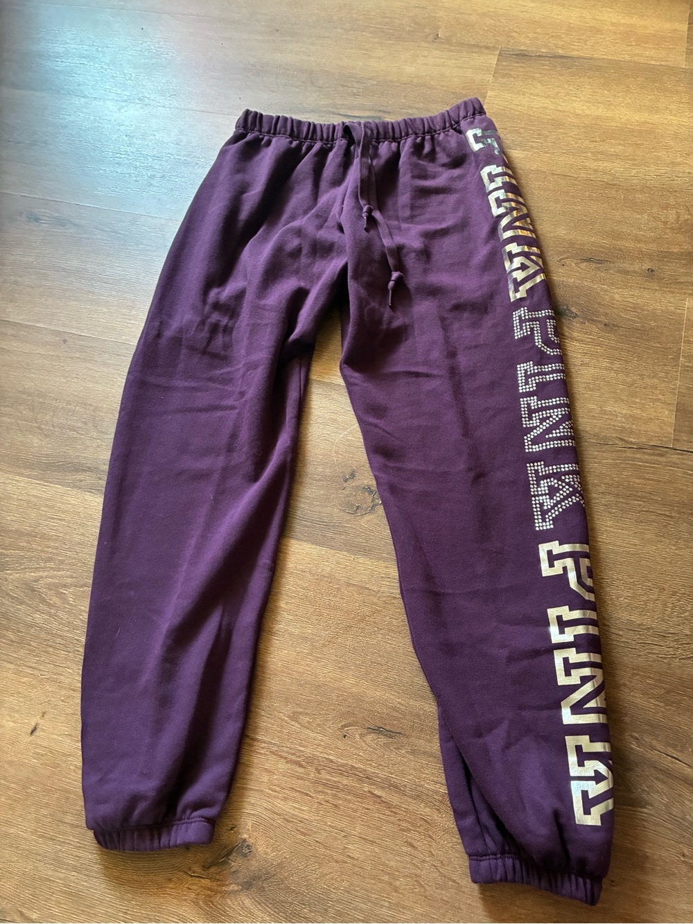 🆕 PINK Victoria's Secret Women’s Plum joggers with Metallic Logo - Picture 4 of 9